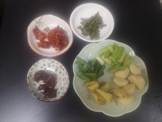 魔芋烧鸭,辅料准备：
蒜子去皮8粒，粒切大粒，大蒜切段（头与叶分开），.豆瓣酱15g，糍粑辣椒30g，鲜花椒10g或随意（干的也可）