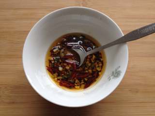 蓑衣黄瓜,然后调入蒜末、味极鲜、醋和糖，搅拌均匀备用

