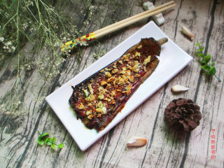 蒜蓉烤茄子,如此如此~
这般这般~
热腾腾香喷喷的茄子赶紧开吃！