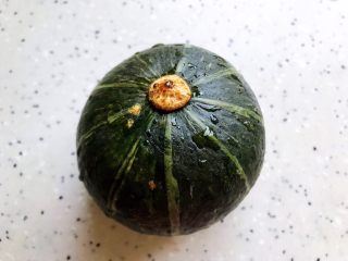 鹌鹑蛋鲜虾贝贝小南瓜盅 