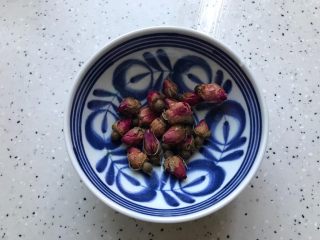 玫瑰花红枣百合桃胶甜羹 