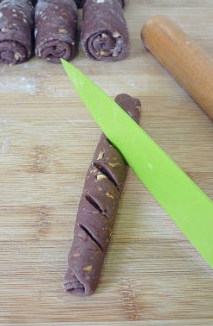 【可可果仁面包卷】 